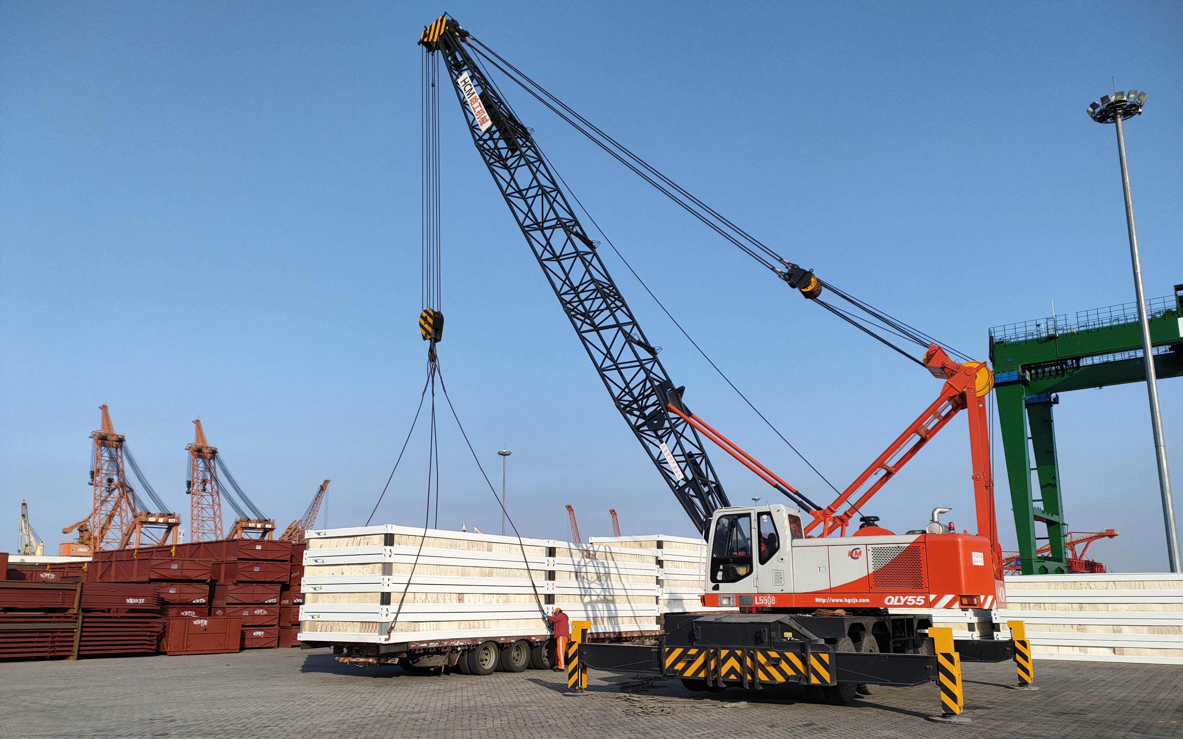 hoisting in the port